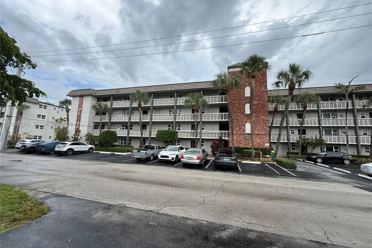 Condo in Fort Lauderdale: photo 1 of 39