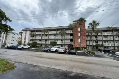 Condo in Fort Lauderdale: photo 1 of 39