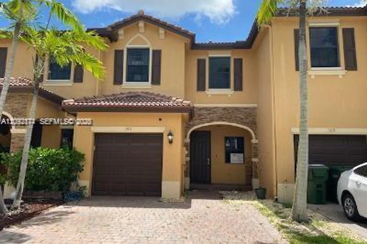 373 NE 37th Ave, Homestead: photo 1 of 15