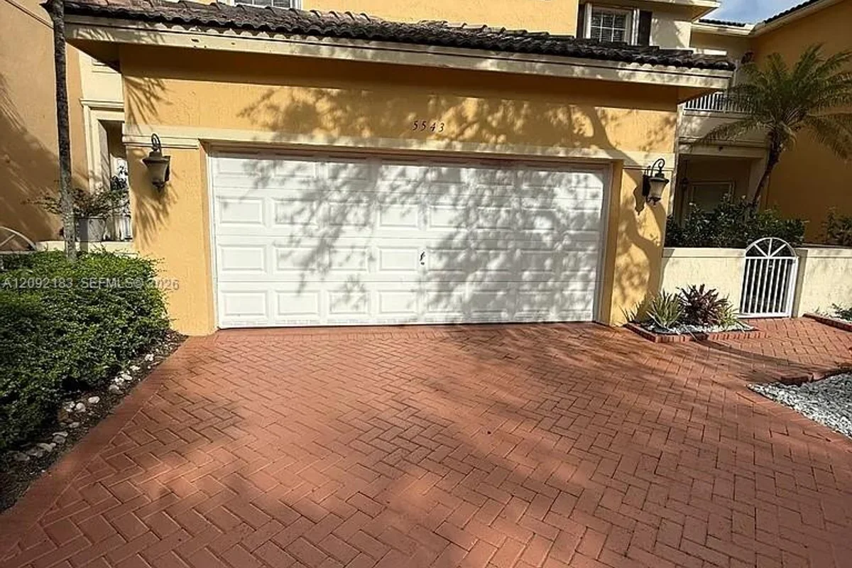 5543 NW 112th Pl, Doral: photo 1 of 12