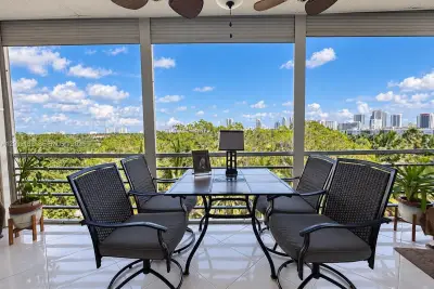 1000 NE 14th Ave #703, Hallandale Beach: photo 1 of 22