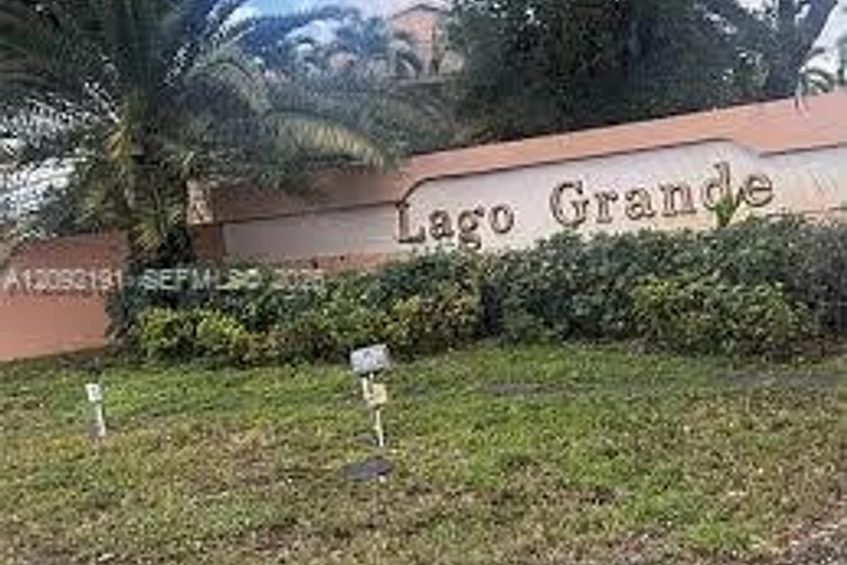 2715 W 66th St #13-21, Hialeah: photo 1 of 9