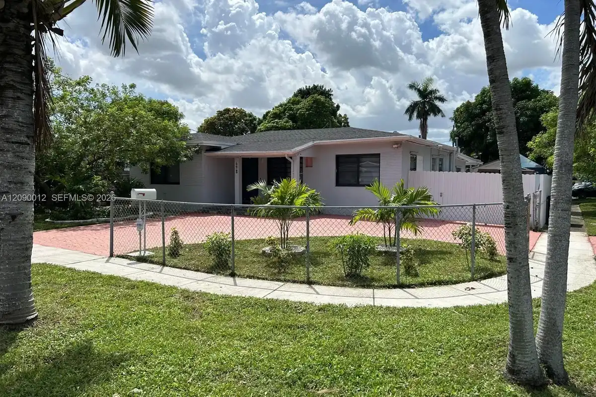 698 W 15th St, Hialeah: photo 1 of 2
