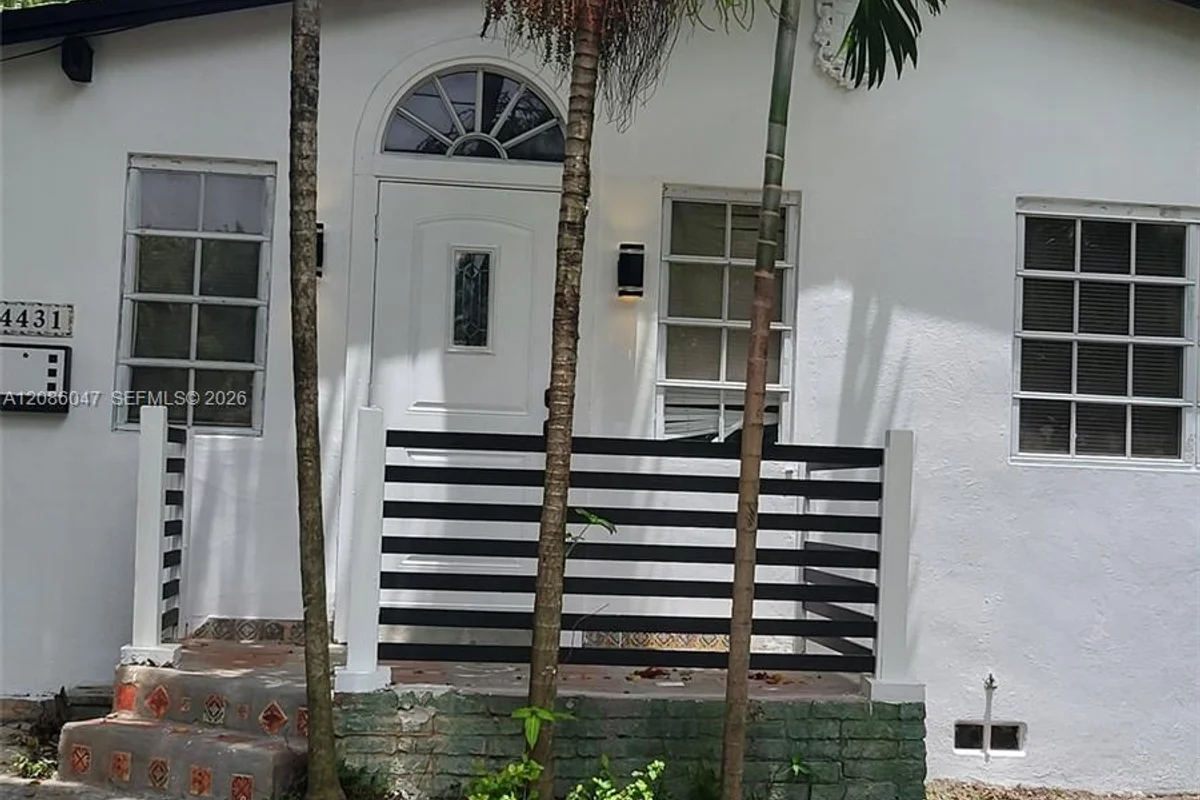 4431 SW 10th St, Miami: photo 1 of 15