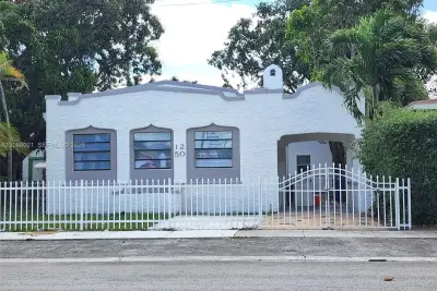 1250 NW 55th St, Miami: photo 1 of 14