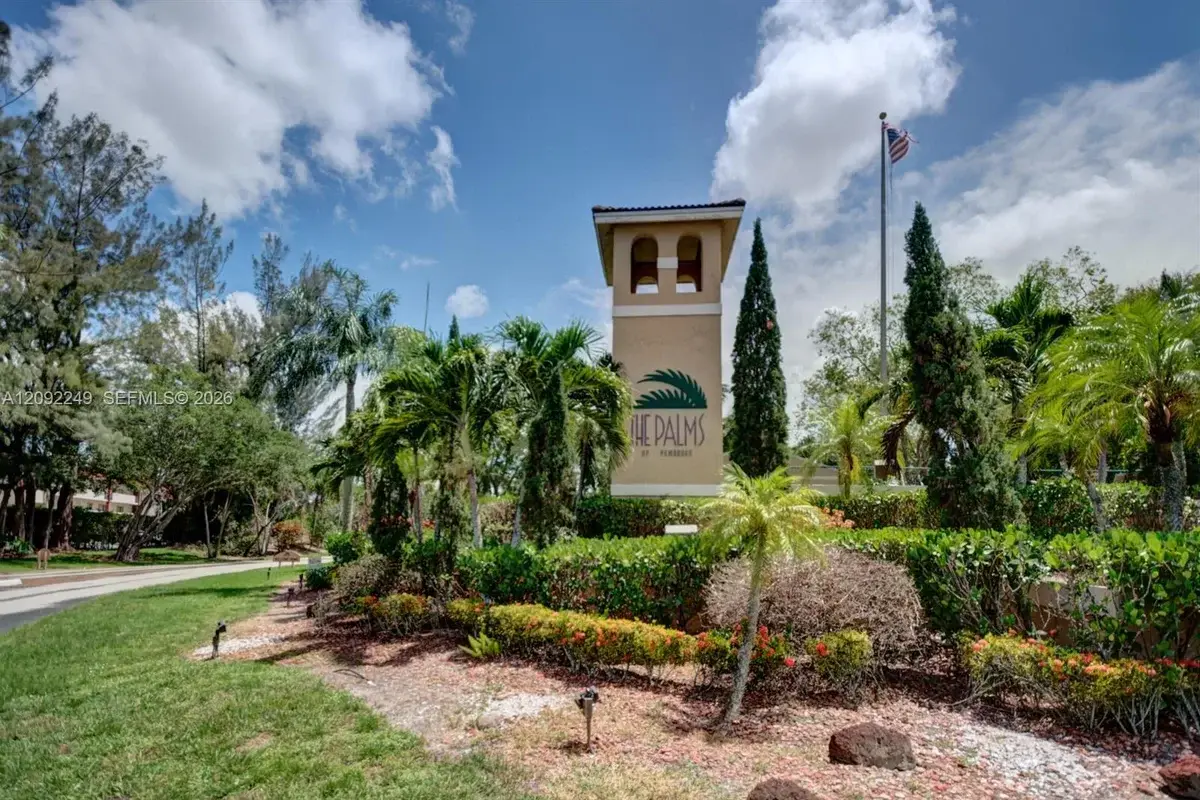 Townhouse in Pembroke Pines: photo 1 of 15