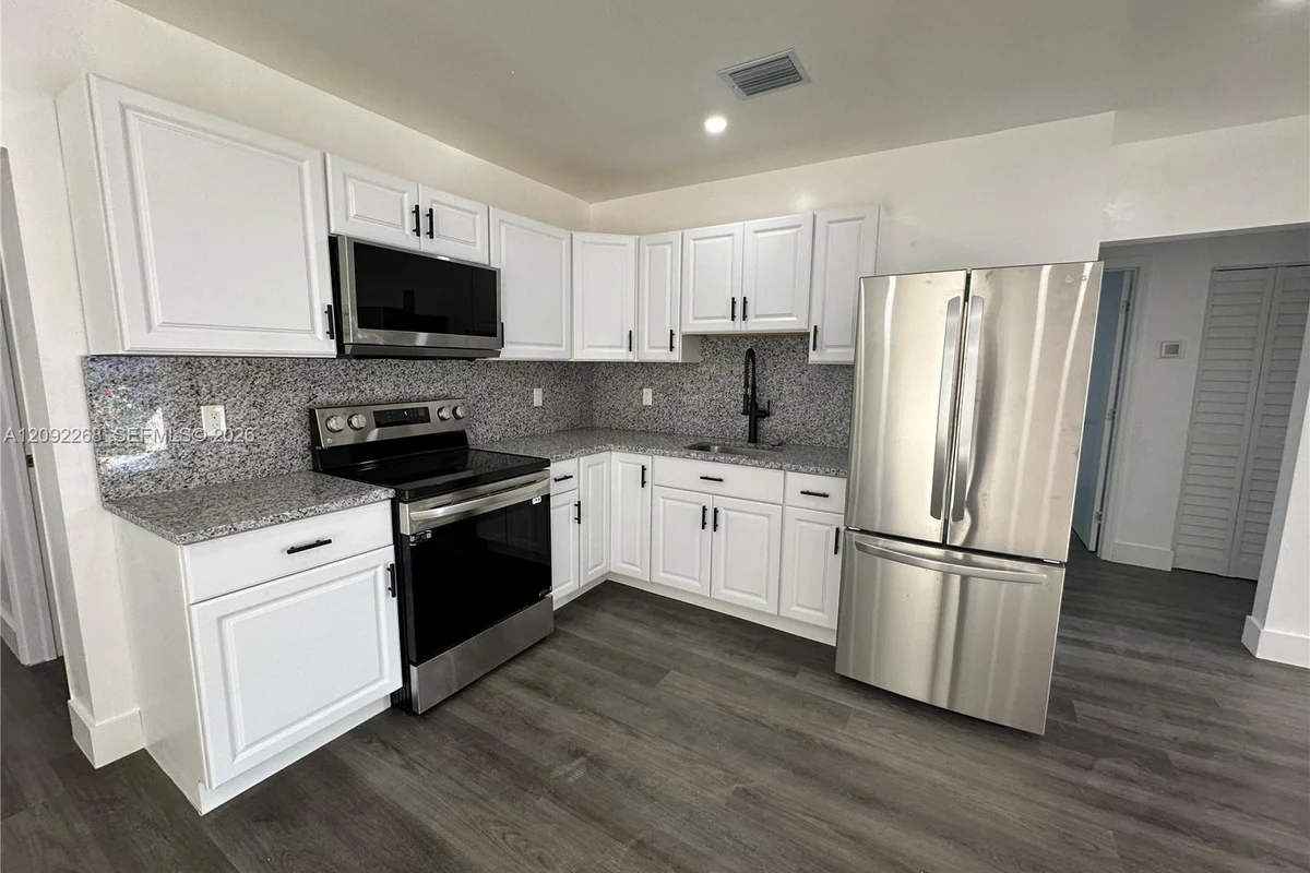 821 NW 20th Ave, Miami: photo 1 of 12