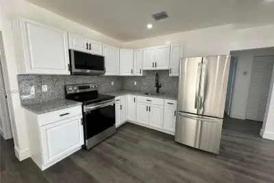 821 NW 20th Ave, Miami: photo 1 of 12
