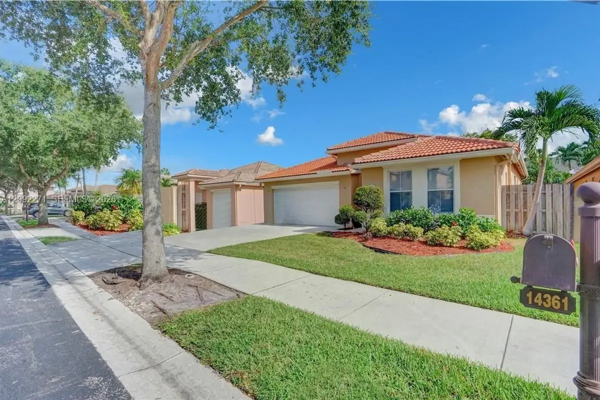 14361 N Royal Cove Cir, Davie: photo 1 of 13