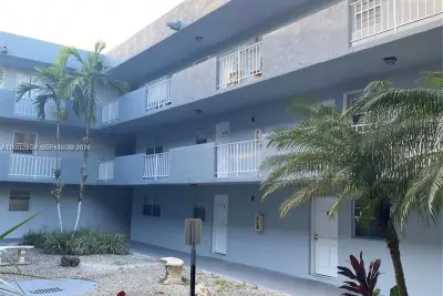 1735 W 60th St #M301, Hialeah: photo 1 of 29