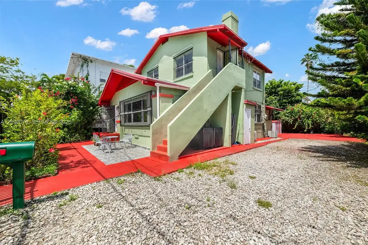 569 SW 5th St, Miami: photo 1 of 28