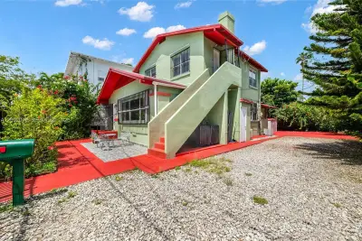 569 SW 5th St, Miami: photo 1 of 28