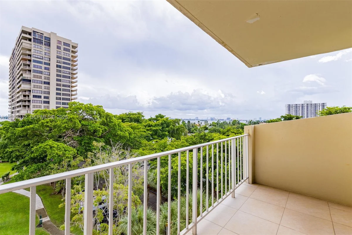 11111 Biscayne Blvd #6B, Miami: photo 1 of 36