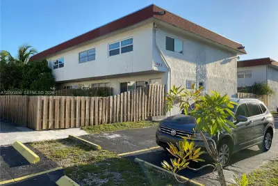 1460 NE 151st St #102, Miami: photo 1 of 19