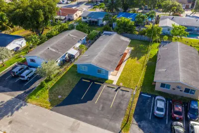 320 SW 10th Ter, Hallandale Beach: photo 1 of 29