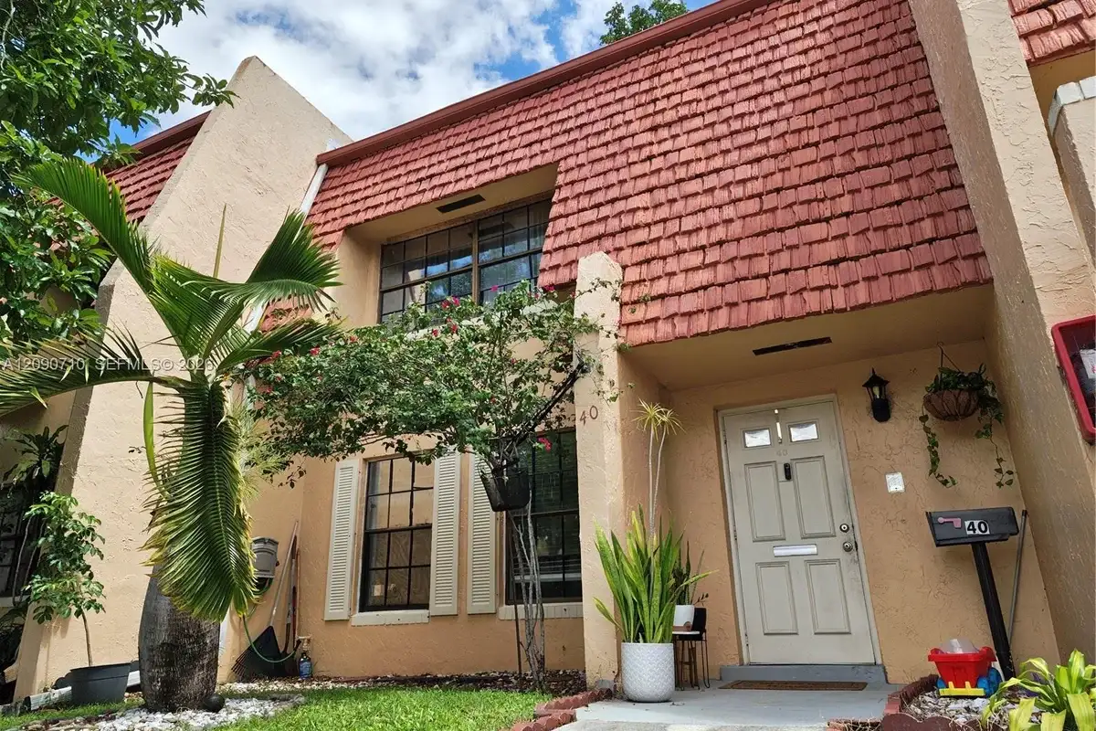 40 Pleasant Hill Ln, Tamarac: photo 1 of 56
