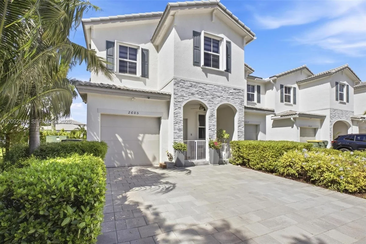 2605 SE 10th St, Homestead: photo 1 of 34