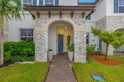 12065 NW 24th Pl, Miami: photo 1 of 32