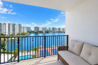 2750 NE 183rd St #1009, Aventura: photo 1 of 50