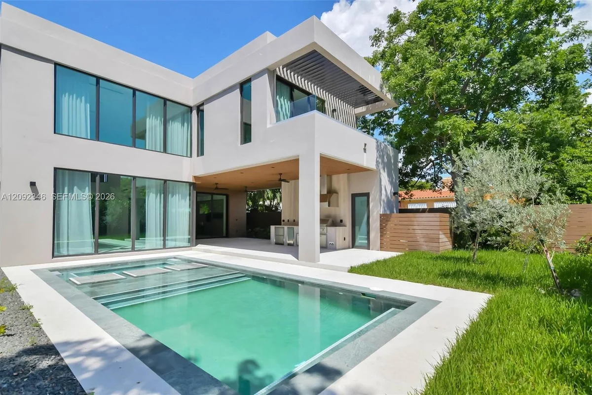 135 SW 29th Rd, Miami: photo 1 of 74