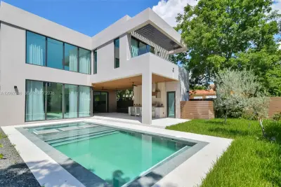 135 SW 29th Rd, Miami: photo 1 of 74