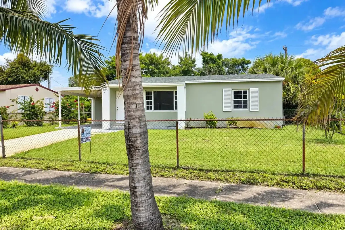 330 W 29th St W, Riviera Beach: photo 1 of 10