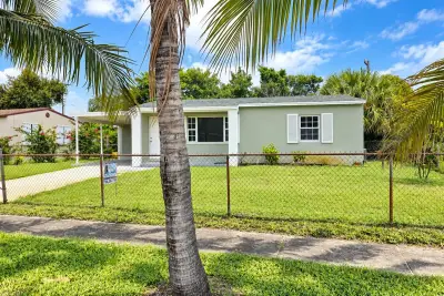 330 W 29th St W, Riviera Beach: photo 1 of 10