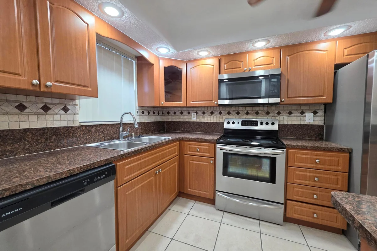 5860 NW 44th St #502, Lauderhill: photo 1 of 35
