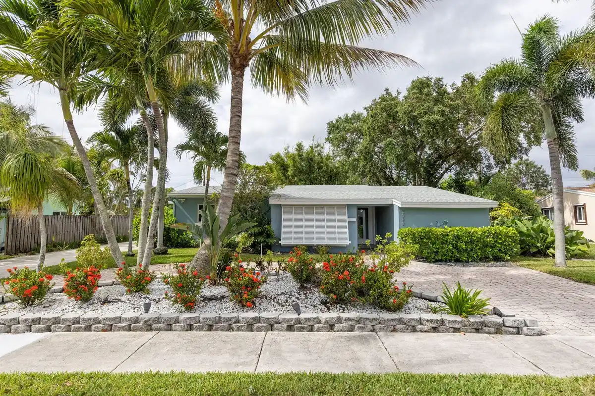2380 SW 15th St, Fort Lauderdale: photo 1 of 33