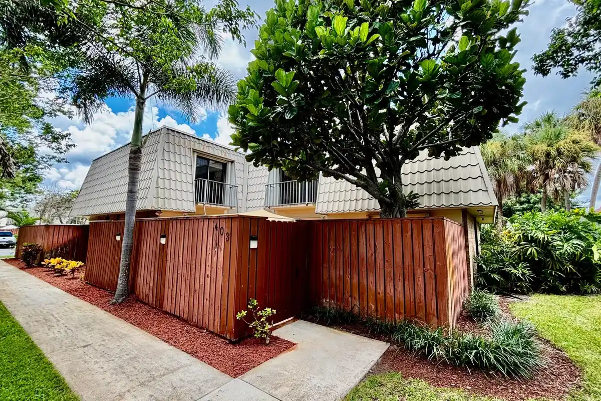 1700 Embassy Dr #403, West Palm Beach: photo 1 of 20