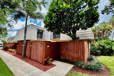 1700 Embassy Dr #403, West Palm Beach: photo 1 of 20
