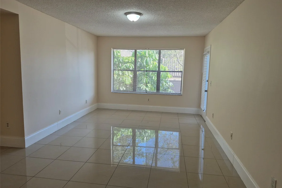 Condo in Pompano Beach: photo 1 of 17