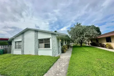 3739 SE 15 St #1, Dania Beach: photo 1 of 8