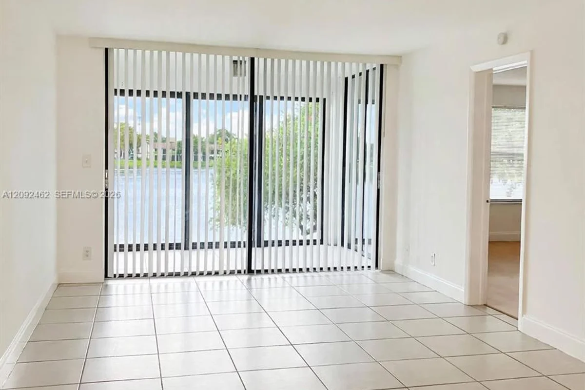 217 Lake Pointe Dr #204, Oakland Park: photo 1 of 9