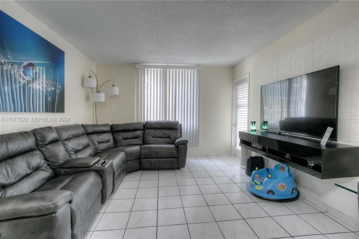 5665 W 20th Ave #301, Hialeah: photo 1 of 9