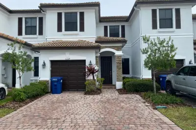 11269 NW 88th St, Doral: photo 1 of 14