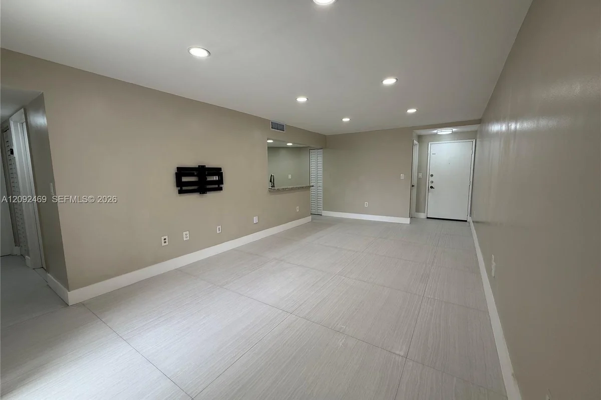 9405 Fontainebleau Blvd #113-22, Miami: photo 1 of 26