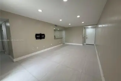 9405 Fontainebleau Blvd #113-22, Miami: photo 1 of 26
