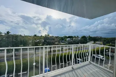 500 Executive Center Dr #4A, West Palm Beach: photo 1 of 37