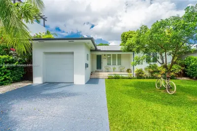 1749 Bay Dr, Miami Beach: photo 1 of 38