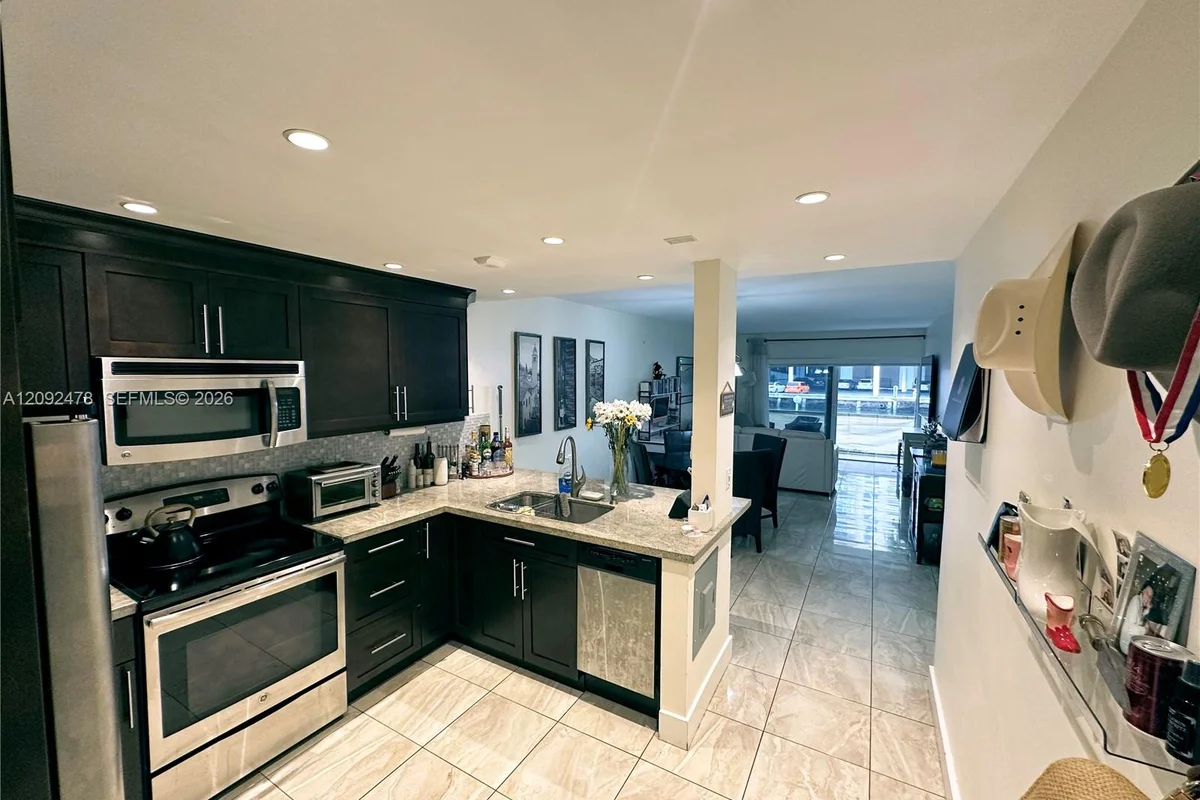 450 Paradise Isle Blvd #102, Hallandale Beach: photo 1 of 29