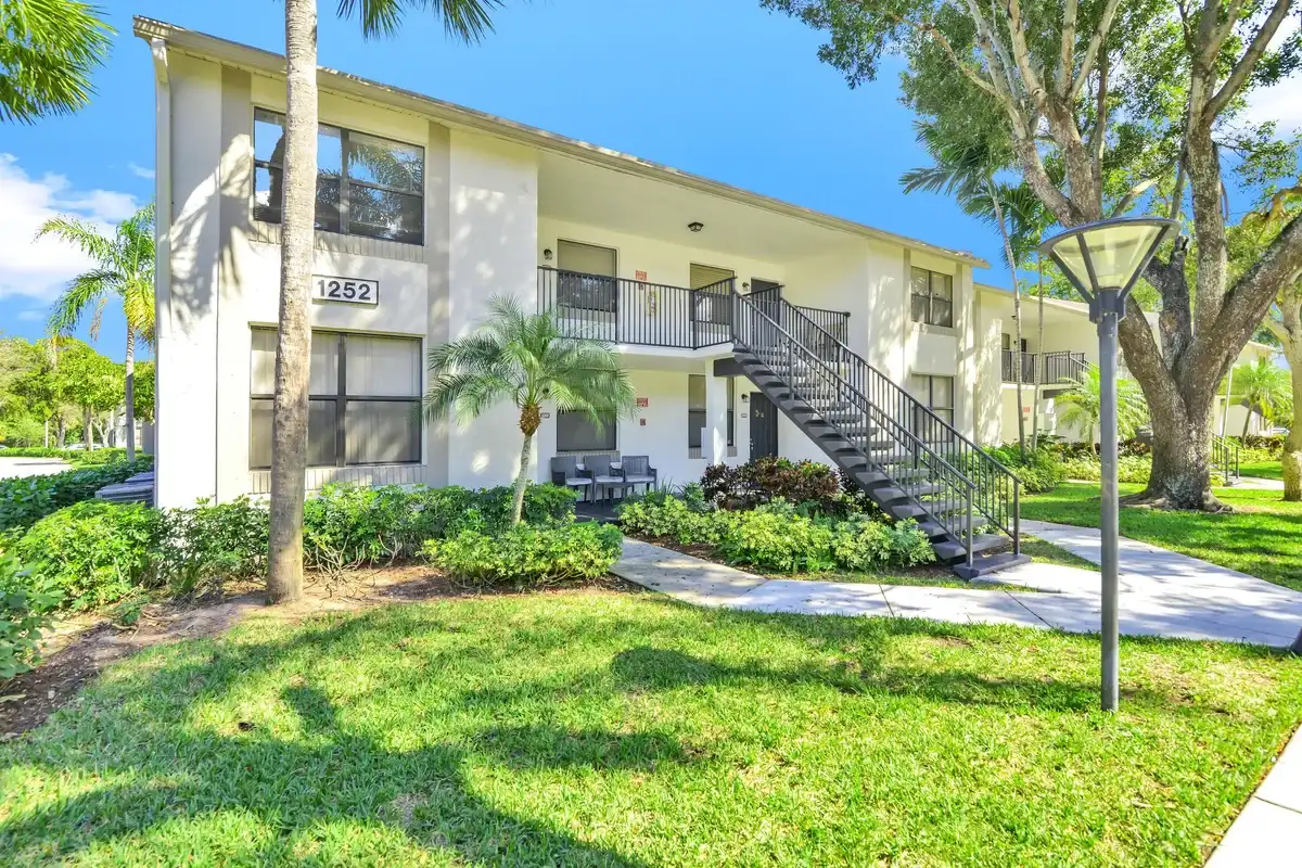 1252 S Military Trl #1421, Deerfield Beach: photo 1 of 32