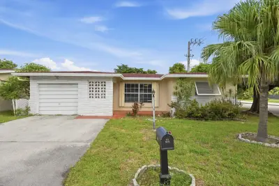 901 NW 48th Pl, Pompano Beach: photo 1 of 36