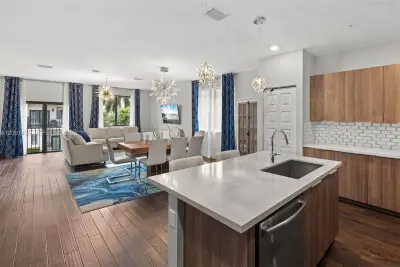 4720 NW 84th Ct, Doral: photo 1 of 38