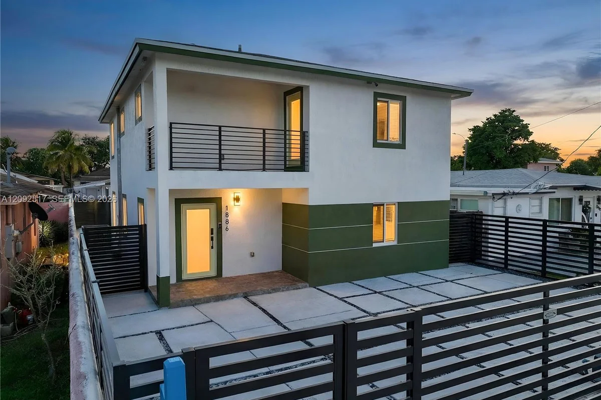 1886 NW 68th St, Miami: photo 1 of 57