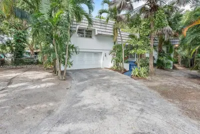 11000 NE 9th Ave, Biscayne Park: photo 1 of 19