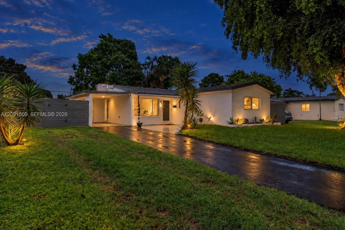 6551 Scott St, Hollywood: photo 1 of 39