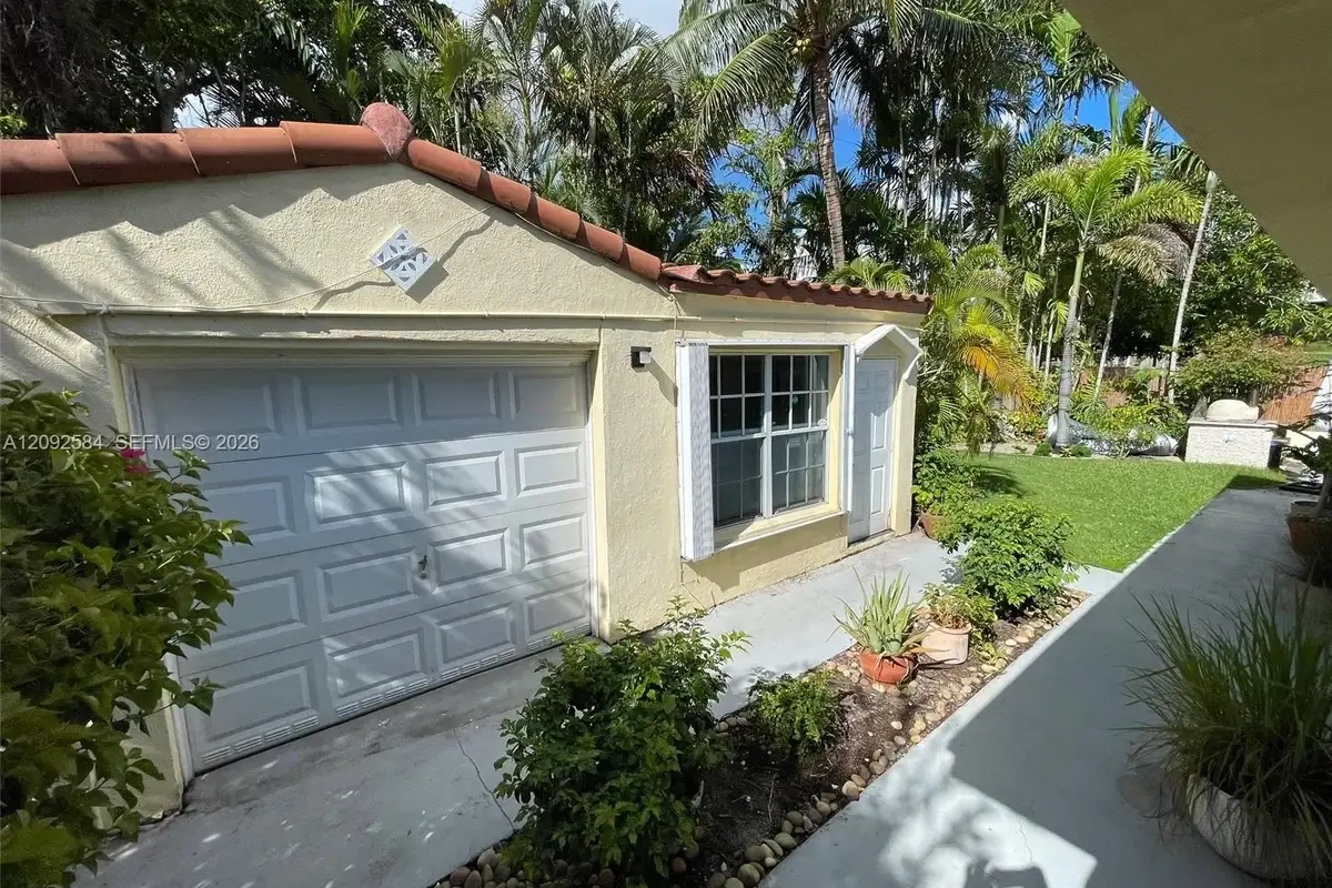 1018 W 47th St #1, Miami Beach: photo 1 of 16