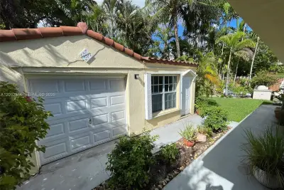 1018 W 47th St #1, Miami Beach: photo 1 of 16