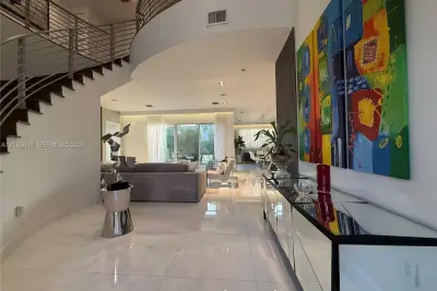 7550 NW 101st Ct, Doral: photo 1 of 25